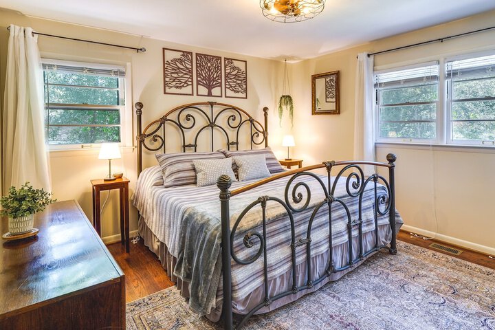Southern Pines Vacation Rental w / Deck & Grill!