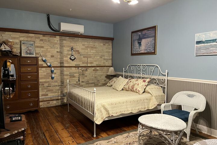 Room 8 of 11