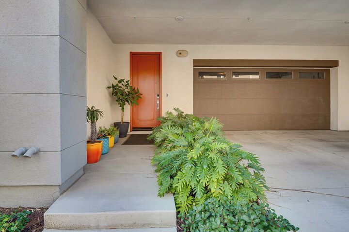 12 Mi to Dtla! Multi-level Charmer w / Pool Access