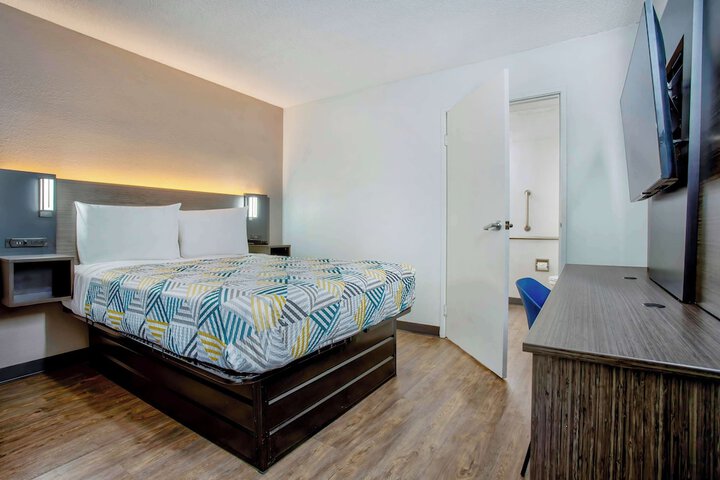 Room 12 of 25