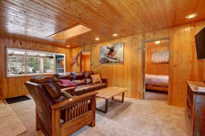Sunset Falls Cabin - Two Bedroom Cabin with Hot Tub