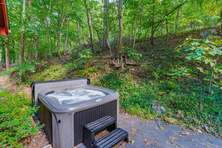 Modern Chalet w Hot Tub Large Deck, Grill & WiFi