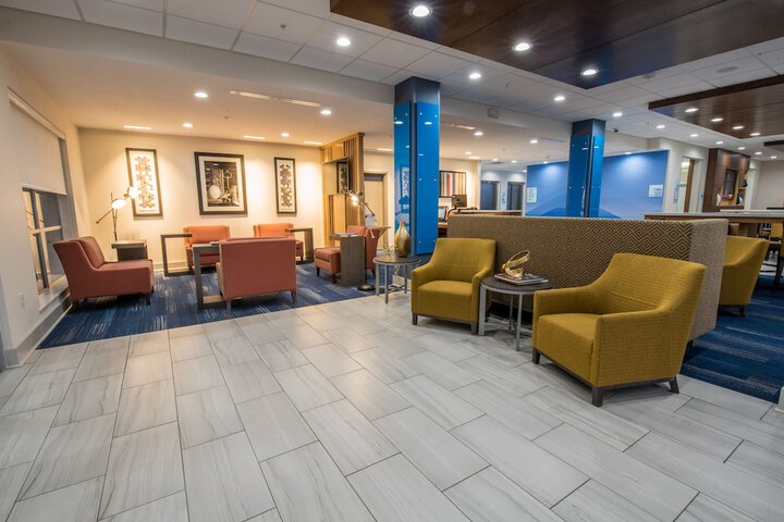 Lounge 104 of 115