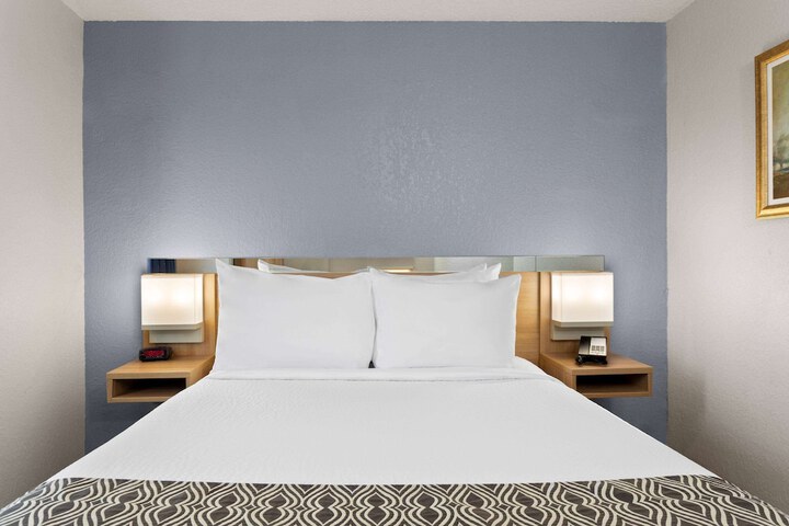 Room 25 of 37