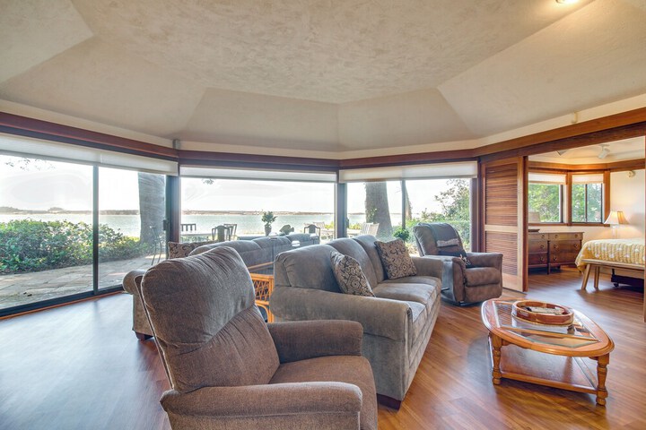 Enchanting Coos Bay Sanctuary w / Lush Views!
