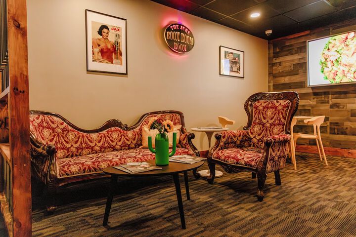 Lounge 51 of 58