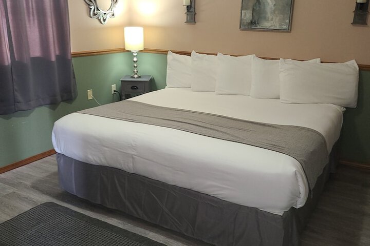 Lamplighter Cabins & Suites