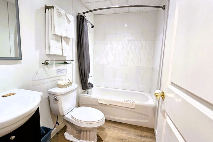 Room 32 of 174