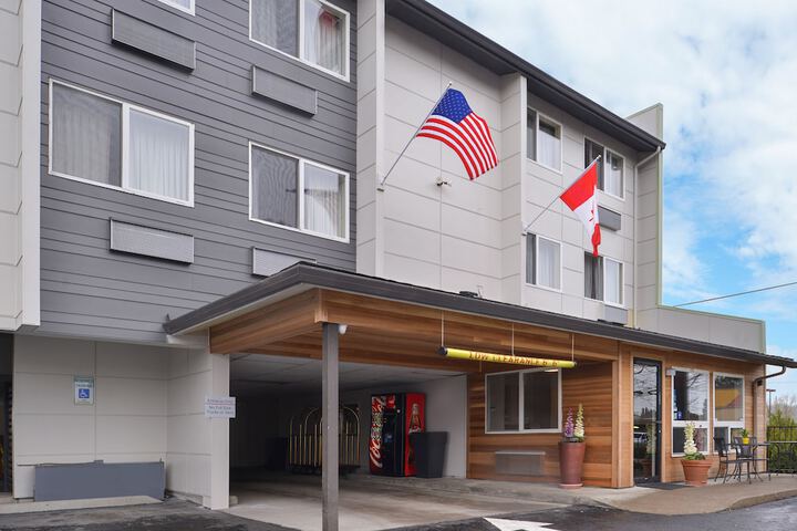 Clackamas Inn & Suites