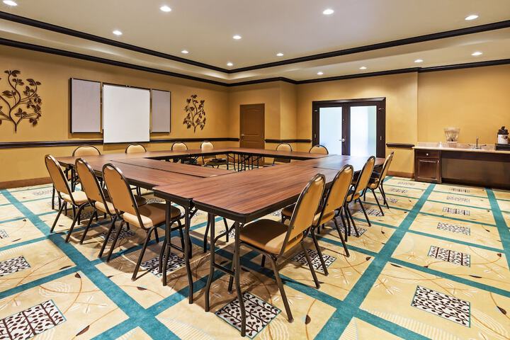 Holiday Inn Express Hotel & Suites Victoria by IHG