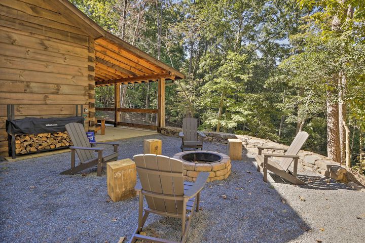 Coosawattee River Resort Cabin w / Private Hot Tub!