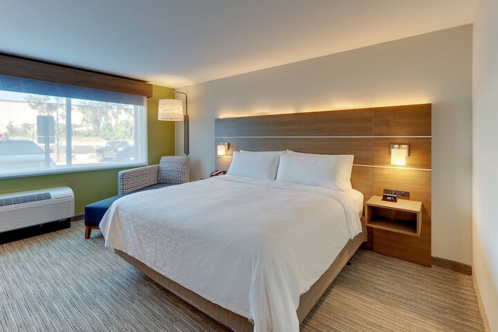 Holiday Inn Express & Suites Roanoke – Civic Center by IHG
