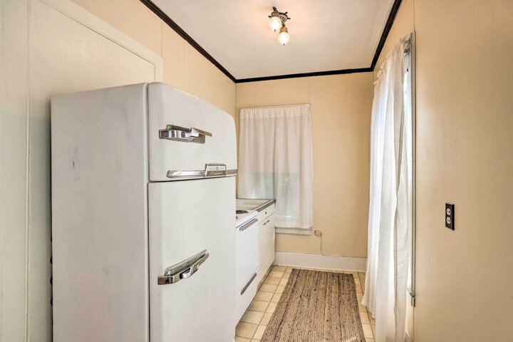 Walk to Beach Marina & Town! Lake Ontario Getaway