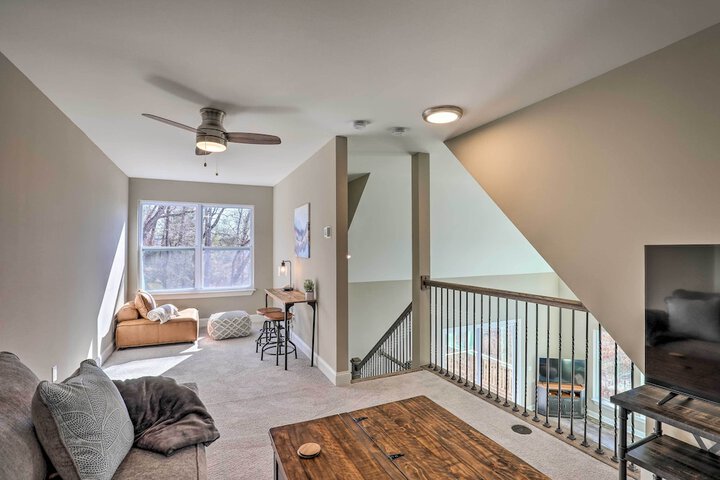 Charming Retreat w / Mtn Views: Walkable Location!