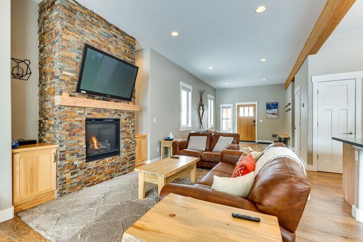 Convenient Fraser Townhome w / Hot Tub Near Hikes!