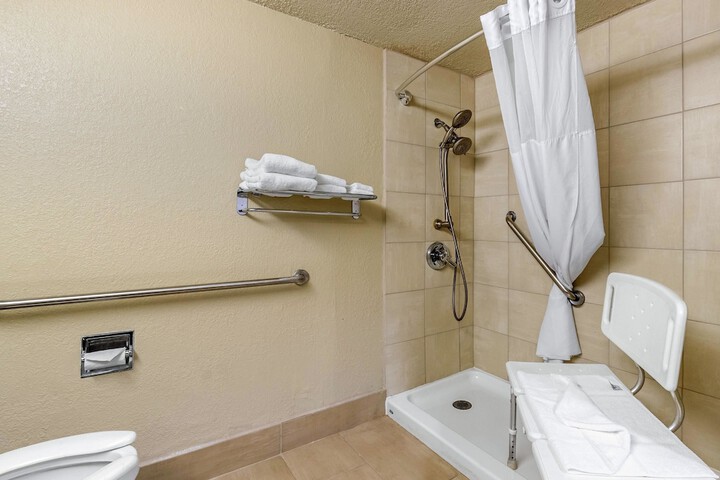 Quality Inn & Suites Des Moines - Merle Hay Road