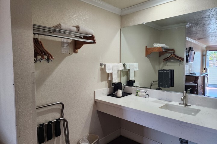 Room 17 of 27