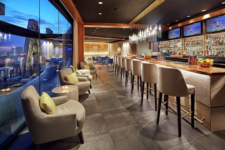 Lounge 111 of 121
