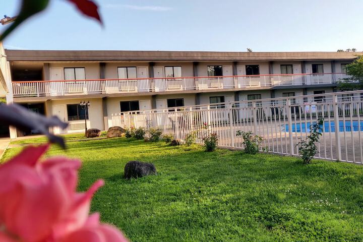 Hotel Exterior 33 of 34