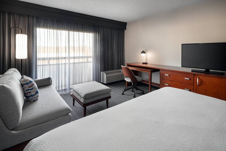 Room 13 of 32