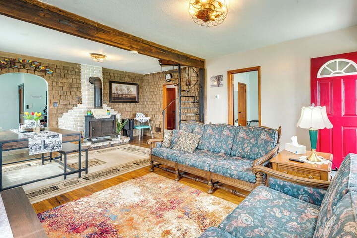 Charming Eagle Grove Farmhouse w / Patio!