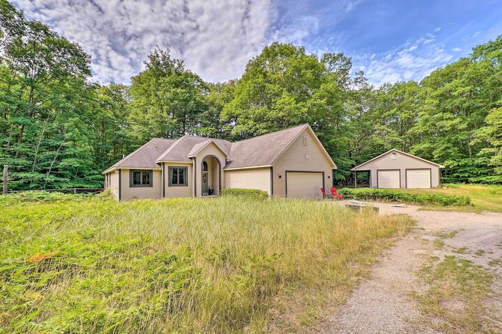 Cozy Whitehall Hideaway w / Hot Tub + Chiminea!