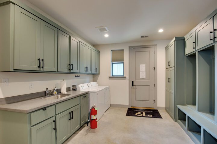 Game Room Fireplaces, On-site Lake! Kaufman Home