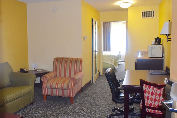 Days Inn & Suites by Wyndham Tucker / Northlake