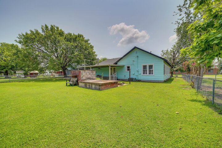 Walk to Lake Parks & Dining: Eufala Family Home!