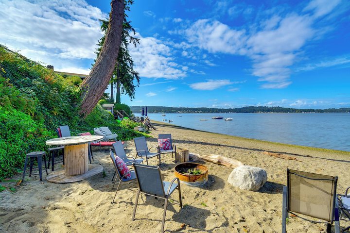 Gig Harbor House w / Private Beach + Views!