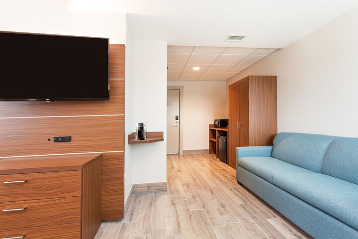Holiday Inn Express & Suites Panama City Beach - Beachfront by IHG