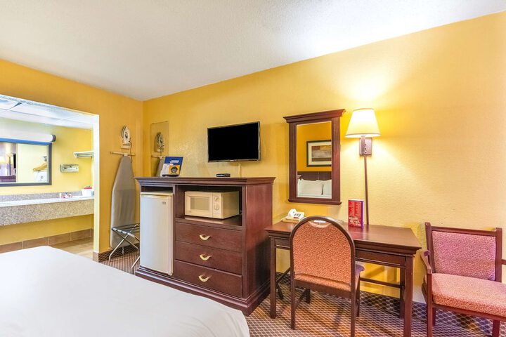 Room 14 of 28