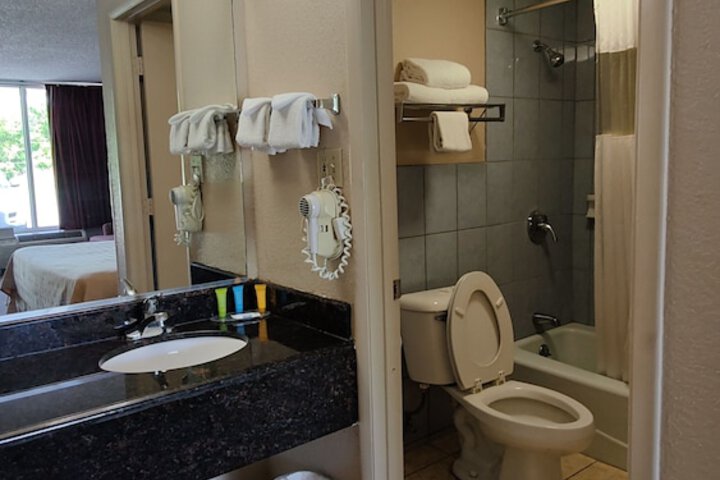 Countryside Inn & Suites