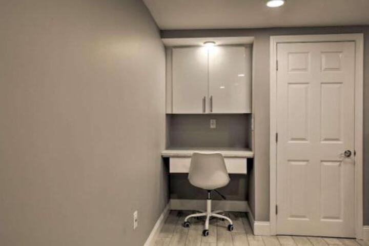 Cozy Quiet Getaway Surrounded by Nature 19 Miles To Downtown Boston