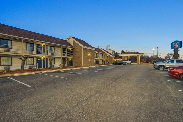 Motel 6 Hillsville VA