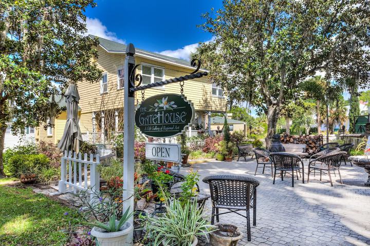 Lakeside Inn