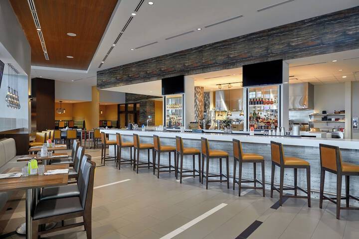 Calgary Airport Marriott In-Terminal Hotel