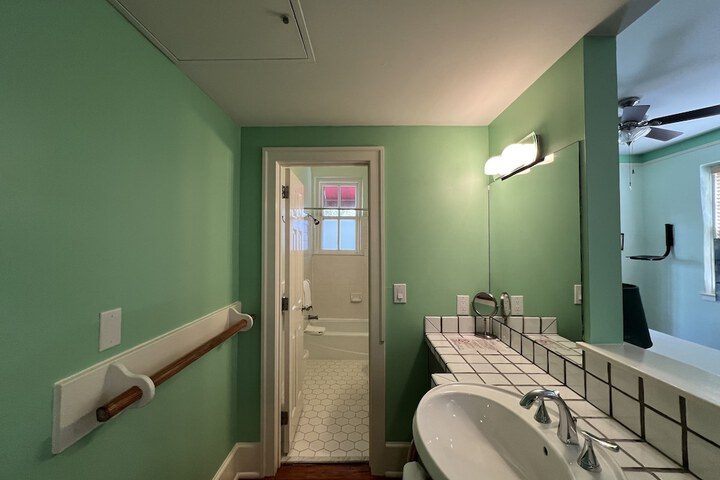 Room 27 of 142