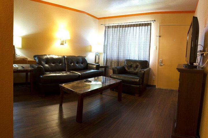 CAPITOL INN & SUITES