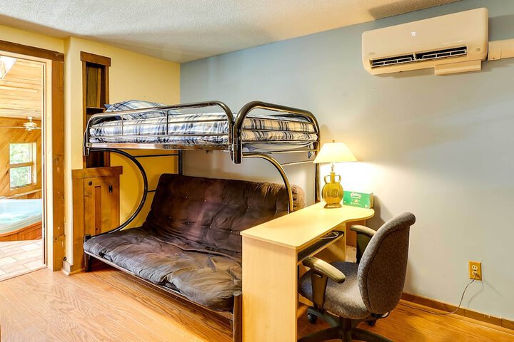 Spacious Woodbury Home w / Pool + Hot Tub!