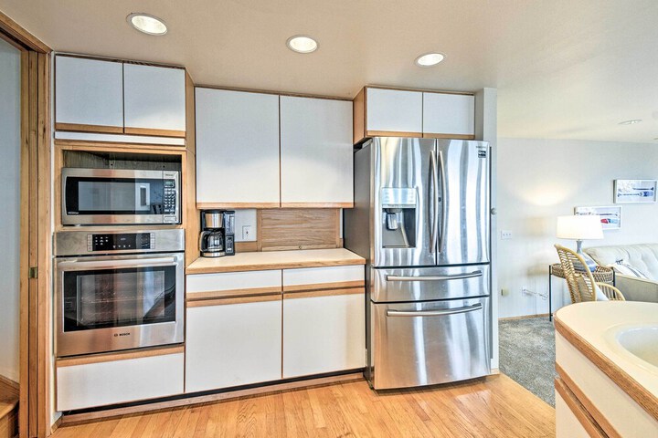 Unique Port Ludlow Home w / 3 Decks & Hot Tub!