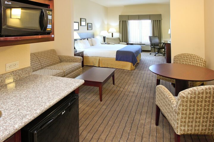 Holiday Inn Express & Suites Marshall by IHG