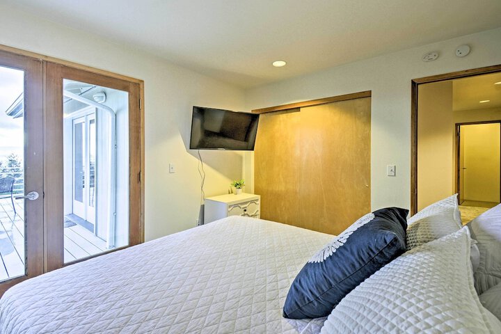 Unique Port Ludlow Home w / 3 Decks & Hot Tub!