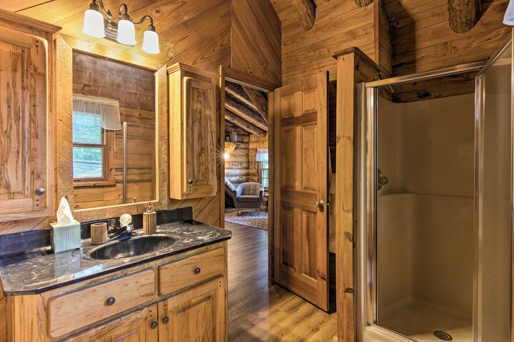 Secluded Cabin w / Spacious Kitchen & Dining Area!