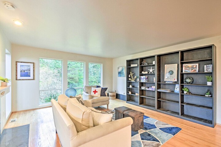 Unique Port Ludlow Home w / 3 Decks & Hot Tub!