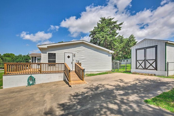 Cedar Creek Lake Access: Retreat w / Deck