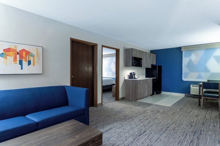 Holiday Inn Express & Suites Vadnais Heights by IHG