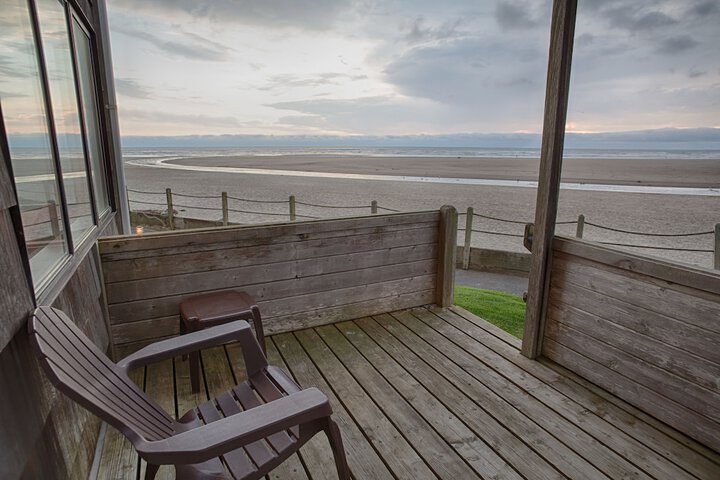 The Waves / The Argonauta Inn/The White Heron Lodge
