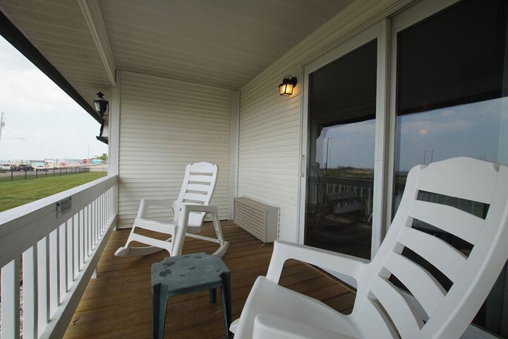 Snyders Shoreline Inn