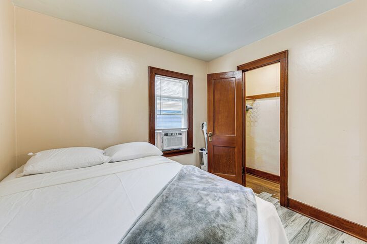 Apartment 1 Mi to Buffalo Botanical Gardens!
